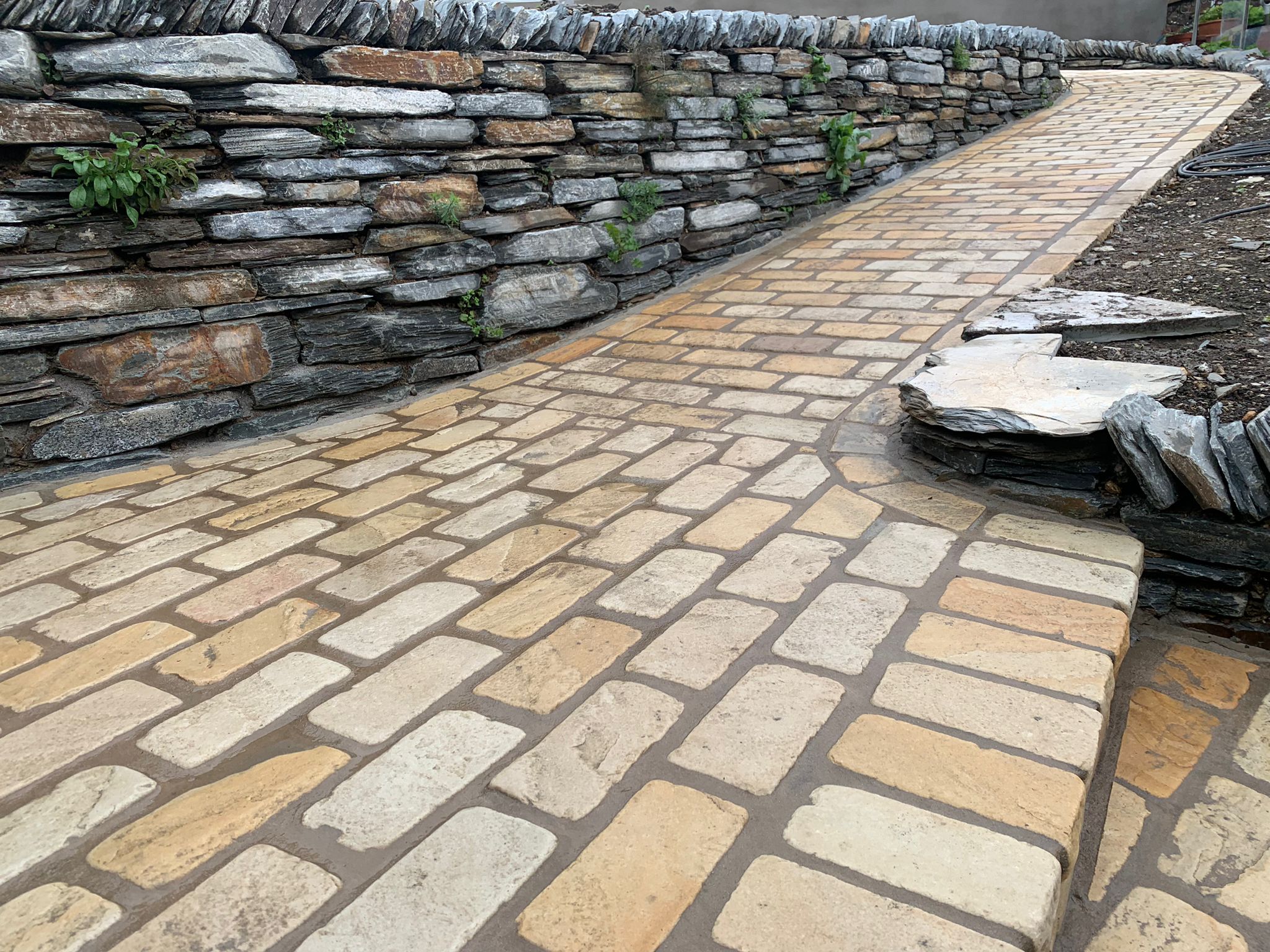 Fossil tumbled sandstone setts